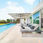 Luxury With Heated Pool & Jacuzzi Near Golf アデヘ