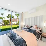 Luxury With Heated Pool & Jacuzzi Near Golf アデヘ